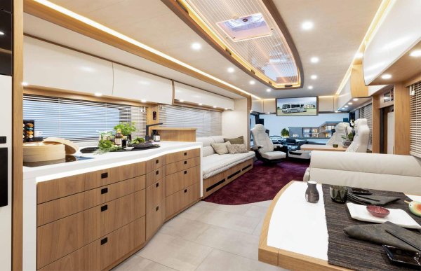 Премиум моделът е дълъг 12 метра и е разположен върху шаси на Mercedes Actros. Всеки Vario RV е направен по поръчка, с допълнителни екстри като климатик, команден център с LED сензорен панел и пералня/сушилня, както и пълна мултимедийна селекция, включително звукова система Bose, 4G свързаност с вграден Wi-Fi и Apple TV. 